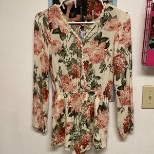 Flower pattern romper in great condition. Size S.